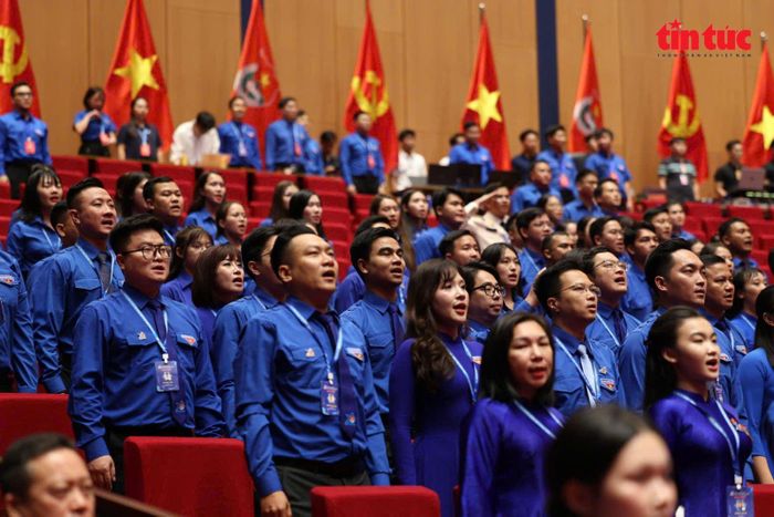Các đại biểu hát vang bài hát chủ đề của đại hội.