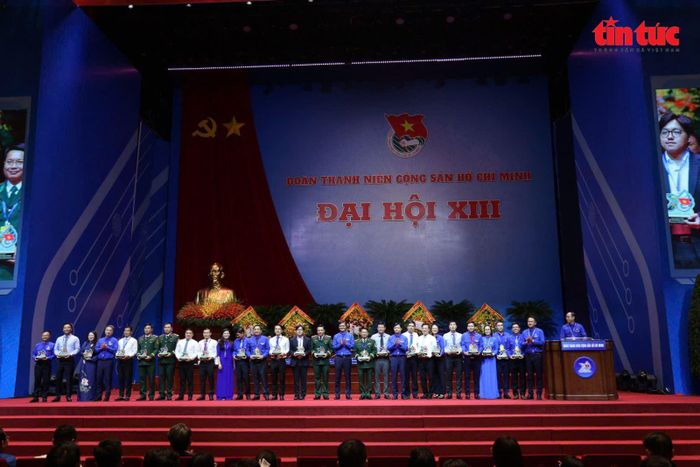 Lãnh đạo Trung ương Đoàn TNCS Hồ Chí Minh tri ân các đồng chí Ban Chấp hành Trung ương Đoàn khóa XII.