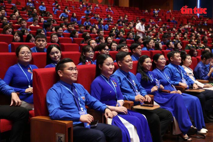 Các đại biểu chăm chú lắng nghe tại đại hội.
