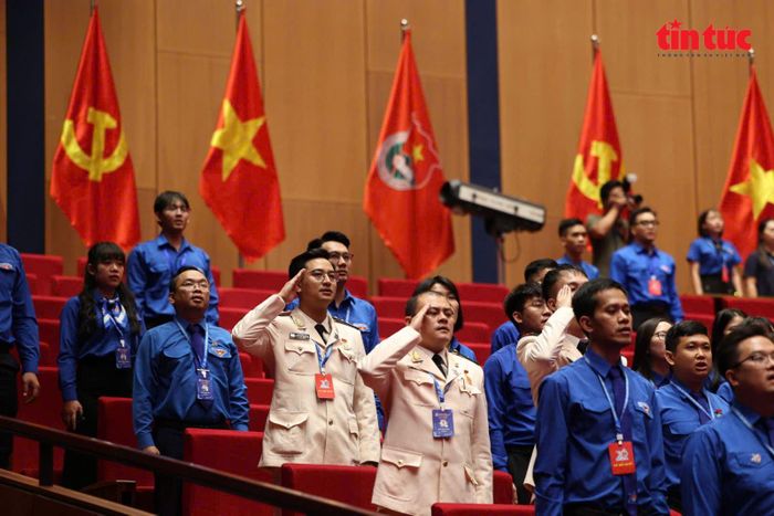 Các đại biểu thực hiện nghi thức chào cờ bế mạc đại hội.