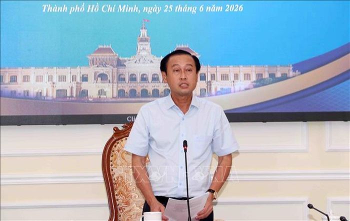 Ông Huỳnh Thanh Nhân, Phó Chủ tịch HĐND Thành phố Hồ Chí Minh, Trưởng đoàn Đoàn Giám sát HĐND Thành phố phát biểu tại Hội nghị.