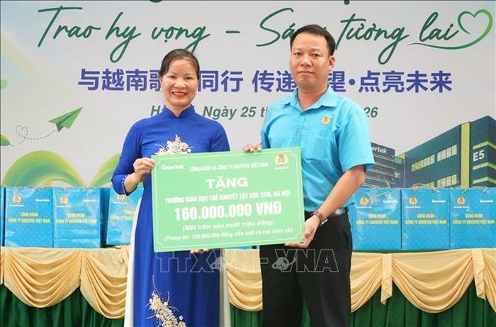 Ông Phạm Văn Trung, Chủ tịch Công đoàn Công ty Goertek Việt Nam, tặng quà cho Trường Giáo dục trẻ em khuyết tật Sóc Sơn. Ảnh: Đồng Thúy/TTXVN