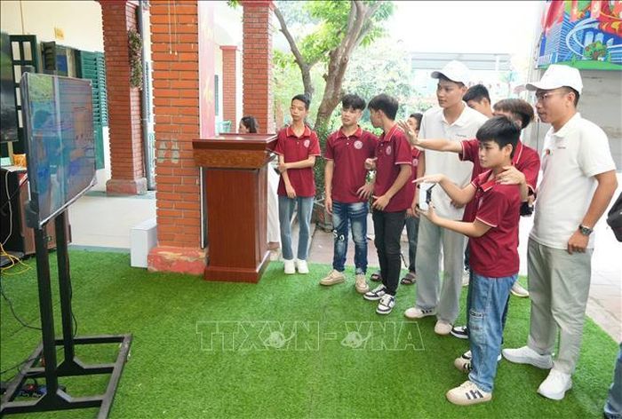 Học sinh khuyết tật tham gia các trò chơi tương tác, góp phần nâng cao kỹ năng giao tiếp và hòa nhập cộng đồng. Ảnh: Đồng Thúy/TTXVN