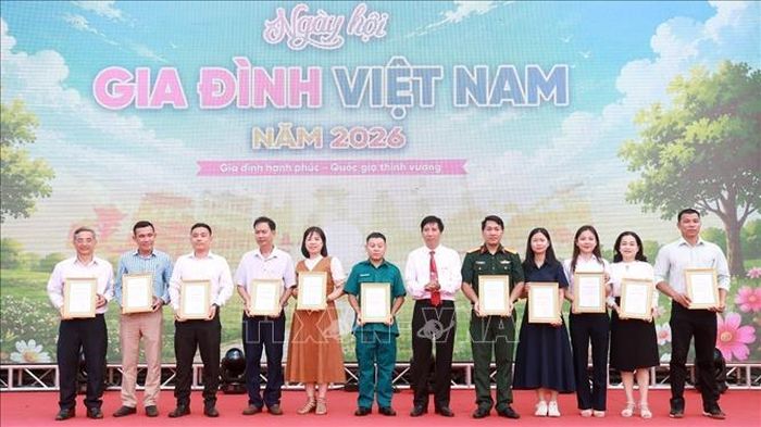 Ban Tổ chức trao thưởng cho các tập thể, cá nhân đạt thành tích xuất sắc Cuộc thi trực tuyến tìm hiểu kiến thức pháp luật về gia đình. Ảnh: Xuân Triệu/TTXVN