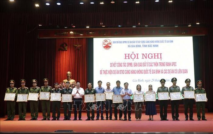 Khen thưởng tập thể, cá nhân có thành tích xuất sắc trong công tác giải phóng mặt bằng dự án. Ảnh: Thái Hùng/TTXVN