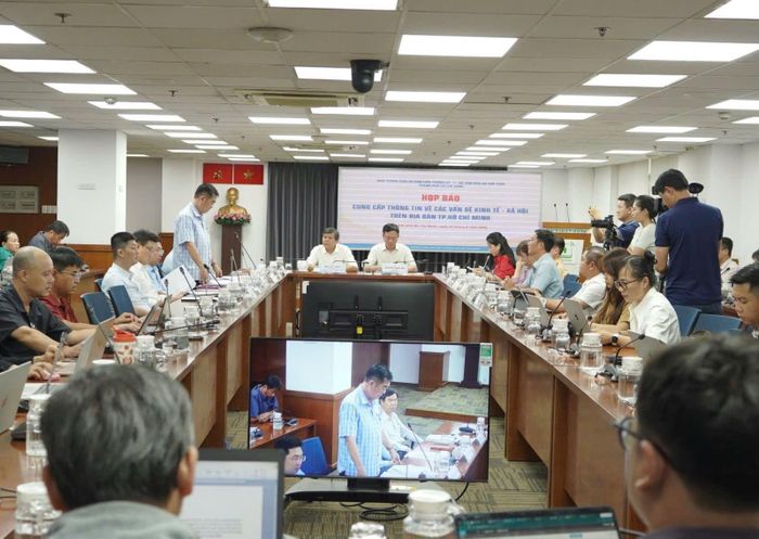Ông Tăng Hữu Phong, Phó Trưởng Ban Tuyên giáo và Dân vận Thành ủy Thành phố Hồ Chí Minh và ông Nguyễn Ngọc Hồi, Phó Giám đốc Sở Văn hóa - Thể thao TP Hồ Chí Minh chủ trì cuộc họp chiều 25/6.