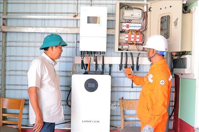 Nhân viên ngành điện hướng dẫn người dân vận hành hệ thống điện mặt trời mái nhà.
