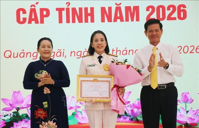 Lãnh đạo tỉnh ủy Quảng Ngãi trao giải Nhất cho thí sinh Nguyễn Thị Kim Phượng, Đảng ủy Công an tỉnh.