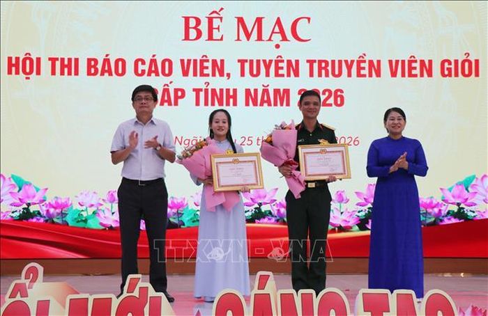 Lãnh đạo tỉnh ủy Quảng Ngãi trao giải Nhì cho hai thí sinh Lê Kiều Trang, Đảng ủy xã Sơn Hà, và Vũ Trọng Bắc, Đảng ủy Bộ Chỉ huy Quân sự tỉnh.