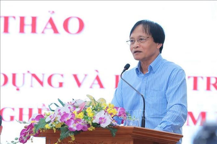 PGS.TS. Mạc Văn Tiến, Viện trưởng Viện phát triển Giáo dục nghề nghiệp và an sinh xã hội tham luận “Mô hình để phát triển giáo dục trung học nghề”. Ảnh: Hoàng Hiếu/TTXVN
