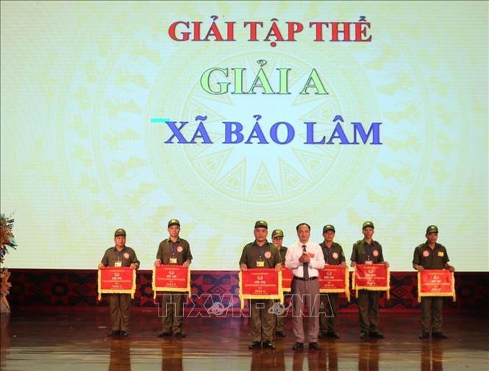Ban Tổ chức trao giải A cho Đội thi xã Bảo Lâm.