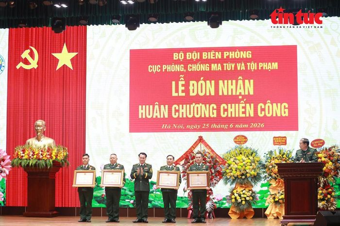 Trao tặng Huân chương cho các cá nhân có thành tích đặc biệt xuất sắc trong đấu tranh các chuyên án chống tội phạm.