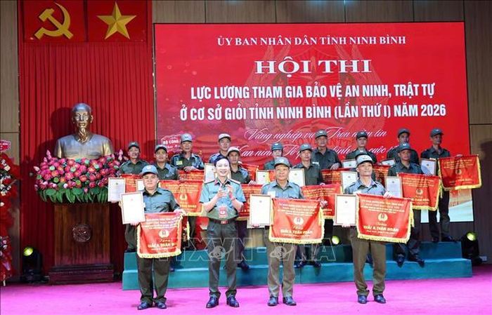 Đại tá Lê Văn Tuấn, Phó Giám đốc Công an tỉnh Ninh Bình - Trưởng Ban Tổ chức Hội thi trao Giải A toàn đoàn cho các đon vị Cụm thi đua số 11,2,16.