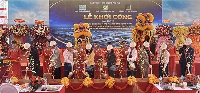 Các đại biểu thực hiện nghi thức khởi công 3 dự án sản xuất công nghiệp mới gồm: Nhà máy sản xuất phân bón Agrilong - Green World, nhà máy chế biến thực phẩm đóng hộp Bá Hải, nhà máy sản xuất sơ mi rơ-moóc và phụ tùng Kotinochi Phú Yên. Ảnh: Tường Quân/TTXVN