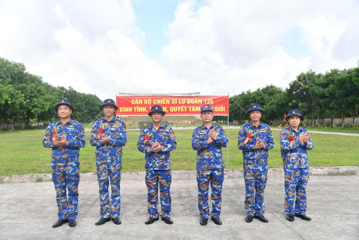 Đại tá Nguyễn Đình Lịch, Lữ đoàn trưởng động viên cán bộ có thành tích bắn giỏi.