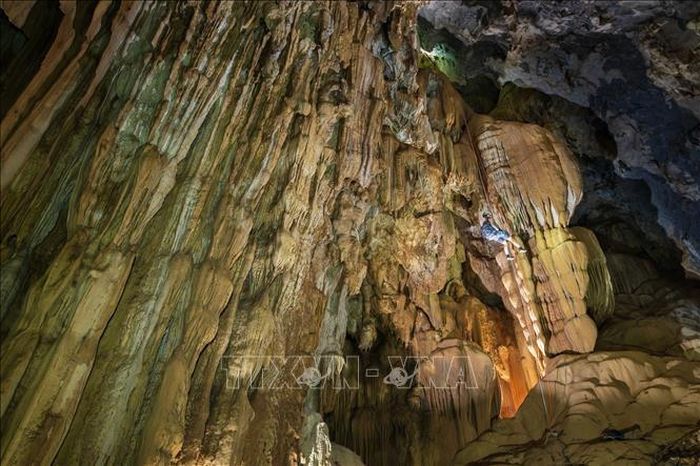 Hệ thống thạch nhũ đồ sộ trong hang Thắng. Ảnh: TTXVN phát