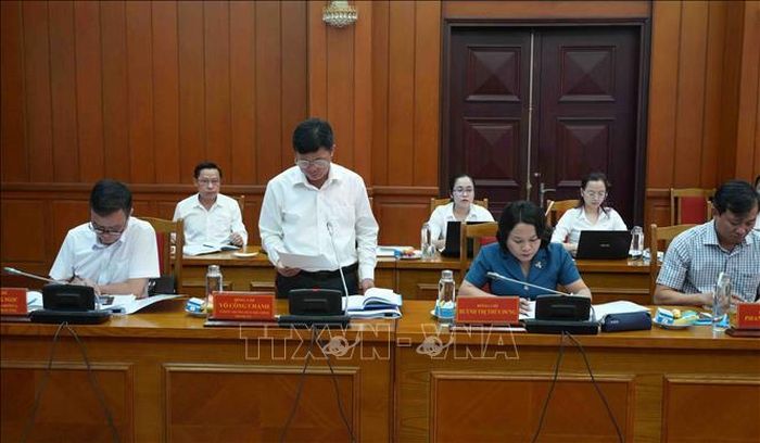 Trưởng Ban Nội chính Thành ủy Đà Nẵng Võ Công Chánh trình bày báo cáo tại phiên họp.