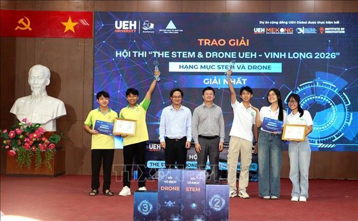 Trao giải nhất cho đội thi hạng mục STEM và Drone.