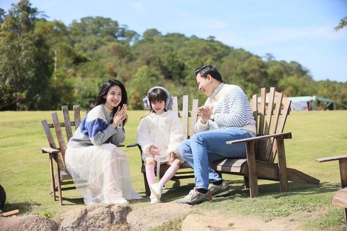 Dù bận rộn với công việc, song vợ chồng Tú Vi – Văn Anh vẫn dành những thời gian nhất định trong ngày cho việc nuôi dạy con gái.