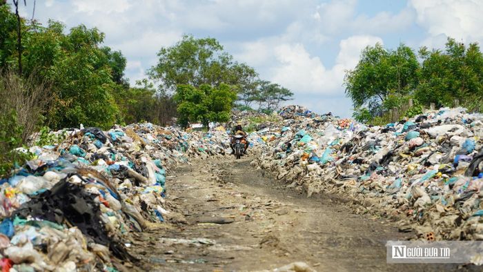  Hiện rác được đổ trực tiếp trên mặt nền, sau đó phun chế phẩm sinh học khử mùi, sử dụng Bokashi để hỗ trợ phân hủy, phun thuốc diệt ruồi muỗi và rải vôi khử khuẩn trước khi san ủi thành các đống lưu chứa. 