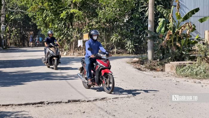 “Làm gần chục năm mà chưa xong một đoạn đường. Thi công rồi lại dừng, không biết đến bao giờ mới hoàn thành. Mỗi ngày đi qua khu vực này đều rất khó khăn vì đường sá xuống cấp, ổ gà chằng chịt”, bà Trần Thị Tám, người dân sống gần dự án, cho biết.