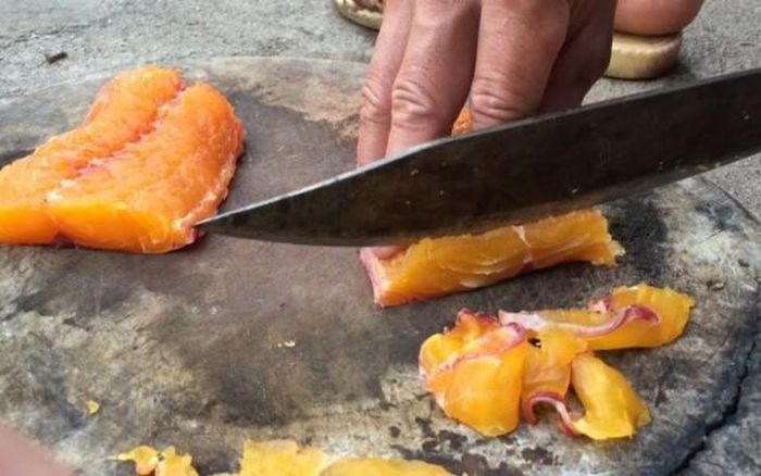 Thịt cá có màu vàng như được ướp nghệ, chắc, ngọt và không có xương dăm.