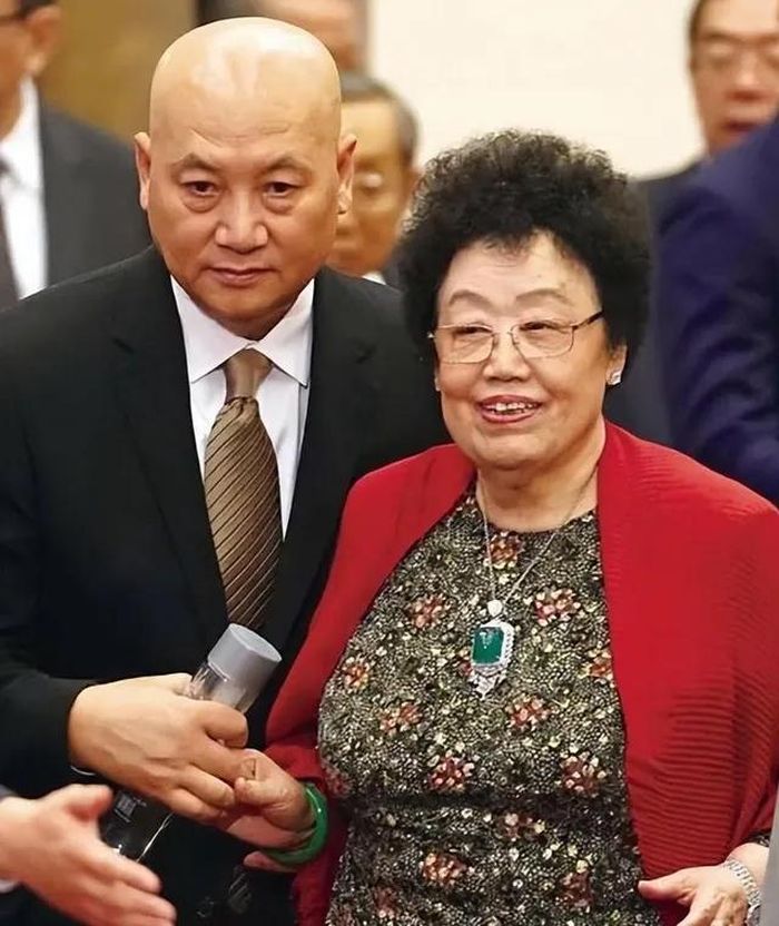 "Đường Tăng" Trì Trọng Thụy và vợ cố tỉ phú Trần Lệ Hoa. Ảnh: Xinhua.
