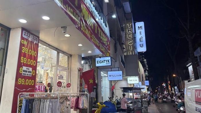 Nhiều cửa hàng thời trang tại phố chuyên doanh thời trang Trần Quang Diệu.
