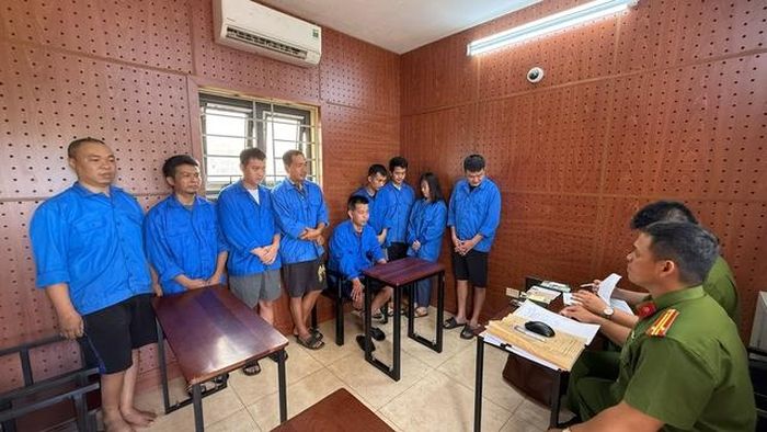 Các đối tượng tại cơ quan công an.