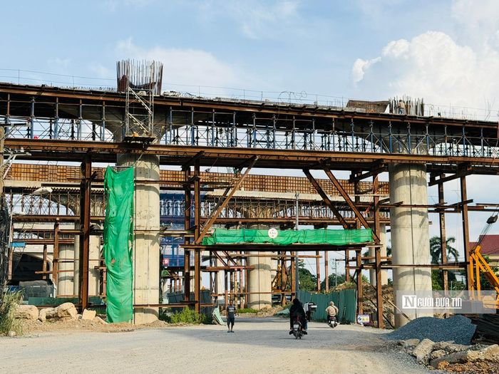 Những hàng thép, cột bê tông cao hàng chục mét, sừng sững tại dự án Vành đai 3 Tp.HCM.