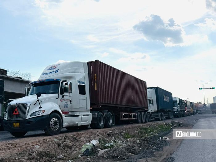 Giao thông qua khu vực trên luôn trong tình trạng đông đúc, có thời điểm xảy ra ùn tắc. Lực lượng giao thông phải luôn túc trực để điều tiết. Người dân kỳ vọng, dự án sớm hoàn thiện, trả lại các tuyến đường lưu thông an toàn, không còn cảnh chen chúc, bụi bặm.