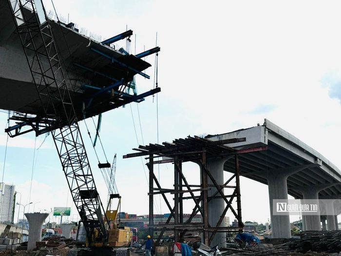 Nhịp cầu nối trên cao bên khu vực phường Bình Hòa (nối từ đường Mỹ Phước Tân Vạn) còn chờ đấu nối các nhịp với nhau.