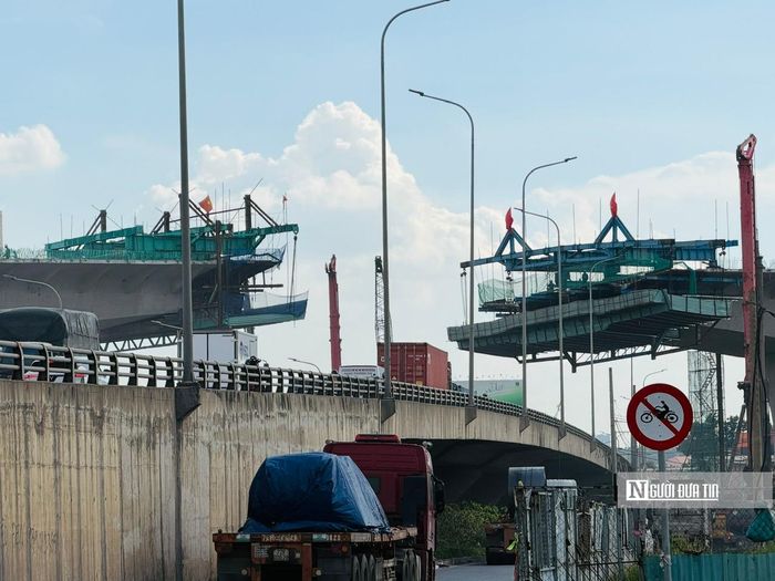 Các nhà thầu, công nhân, kỹ sư đang thực hiện lắp ráp trang thiết bị để đổ bê tông nối đầu 2 đường trên cao, đoạn vượt qua cầu Tân Vạn (tuyến Quốc lộ 1) nối về Tp.Đồng Nai.