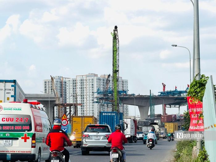 Người dân và các phương tiện giao thông đi qua khu vực trên rất vất vả, bụi, đường gồ ghề làm ảnh hưởng tới quá trình di chuyển.