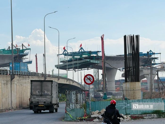 Ghi nhận thực tế, tuyến Vành đai 3 tại Tp.HCM cũ nối ra đến đường Nguyễn Xiển (đoạn đường trên cao) dù đã hoàn thành, thảm nhựa nhưng khi đến nút giao Tân Vạn vẫn chưa thể kết nối 2 đầu.