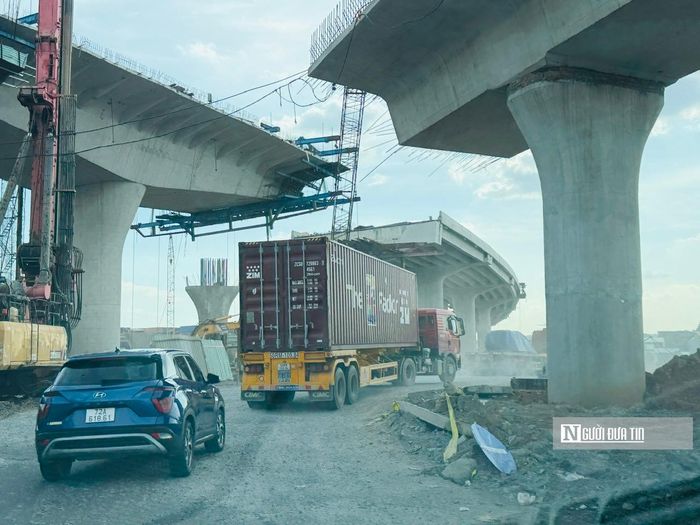 Các phương tiện lưu thông qua khu vực làm dự án.