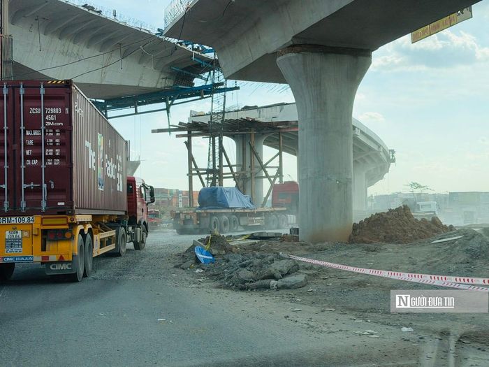 Công trình vẫn ngổn ngang đất đá, không có rào chắn cẩn thận, có nguy cơ mất an toàn cho người dân trong quá trình lưu thông.