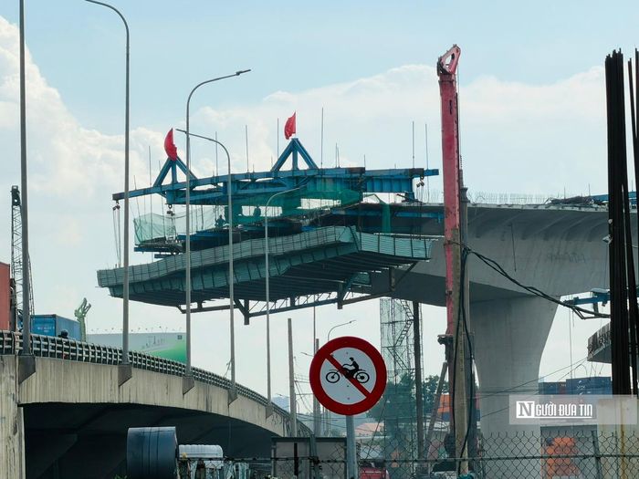 Đoạn đầu tuyến bên đường Nguyễn Xiển.