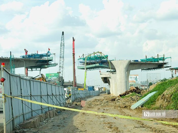 Một đoạn ngắn công trình được rào chắn.