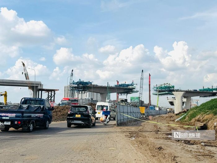Nhìn từ xa, các nhịp cầu vẫn chưa được nối với nhau, công trình xung quanh vẫn ngổn ngang.