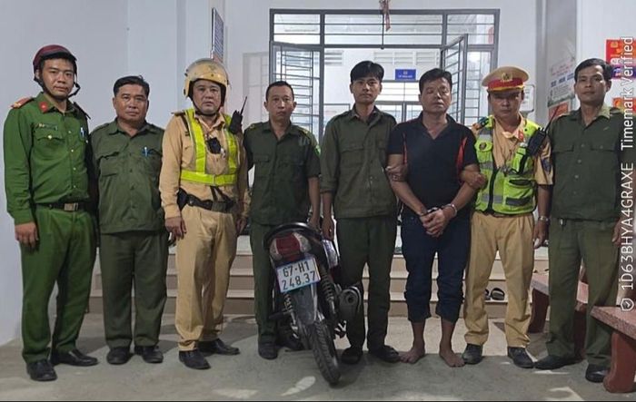 Cảnh sát khống chế nghi phạm - Ảnh: A.X.