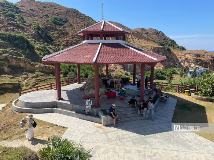 Nhiều du khách cho hay, mức giá 40.000 đồng/lượt tại Eo Gió khá cao so với hạ tầng, chất lượng dịch vụ của điểm đến