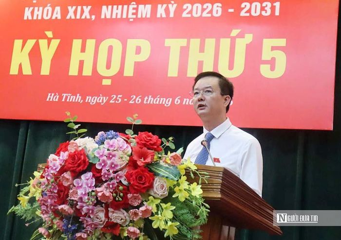 Phó Chủ tịch Thường trực UBND tỉnh Trần Báu Hà trình bày báo cáo tình hình kinh tế - xã hội 6 tháng đầu năm 2026.