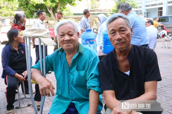 Hai anh em ông Võ Quốc Trí, SN 1958, cũng có mặt tại điểm tiếp nhận mẫu ADN với hy vọng tìm lại người em trai là liệt sĩ Võ Văn Thùy. Ông Trí cho biết, liệt sĩ Thùy hy sinh tại một chiến trường thuộc tỉnh Đắk Lắk. Dù biết vị trí hy sinh, nhưng do đây là ngôi mộ tập thể của 25 chiến sĩ nên gia đình trước đó chỉ có thể bốc đất tại đây về chôn cất trong nghĩa trang dòng họ. Qua đợt lấy mẫu ADN lần này, gia đình mong mỏi sẽ xác định chính xác và đưa được hài cốt của liệt sĩ về với quê hương.