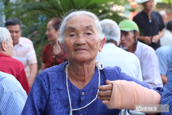 Bà Cao Thị Mai, SN 1944, trú tại xã Diễn Châu, tỉnh Nghệ An – chị gái của liệt sĩ Cao Văn Lung, SN 1949 cũng có mặt tại điểm thu nhận mẫu ADN thân nhân liệt sĩ từ sớm. Dù đang bị đau tay do ngã, bà Mai vẫn nhờ con cháu đưa đến điểm tập trung với mong muốn sớm được lấy mẫu ADN. Bà Mai chia sẻ, liệt sĩ Lung là em út trong nhà. Ông nhập ngũ sau khi cưới vợ được một năm và anh dũng hy sinh tại chiến trường Quảng Trị chỉ nửa năm sau đó. Việc tham gia lấy mẫu ADN là niềm hy vọng lớn giúp gia đình bà sớm xác định được phần mộ của liệt sĩ.