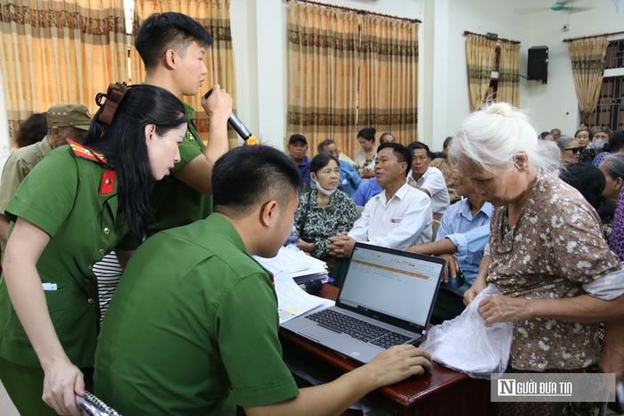 Trong không gian làm việc khẩn trương nhưng ngập tràn sự thấu hiểu của các chiến sĩ công an, mỗi cái bắt tay, mỗi lời chia sẻ đều nghẹn ngào cảm xúc. Đằng sau mỗi bộ hồ sơ được hoàn thiện không đơn thuần là thủ tục hành chính, mà đó là cả niềm mong mỏi, sự chờ đợi khắc khoải suốt nhiều thập kỷ của những gia đình liệt sĩ.