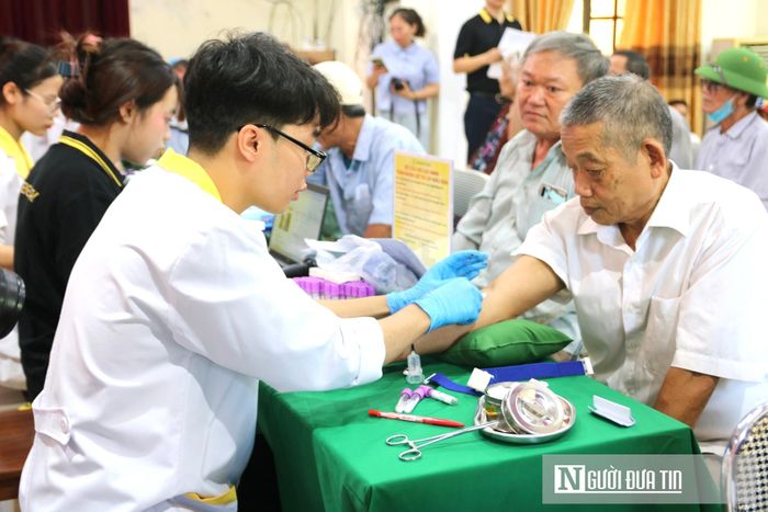 Để bảo đảm mục tiêu đề ra, các cấp, ngành, đơn vị vũ trang, cơ quan, tổ chức trong tỉnh được huy động đồng hành cùng lực lượng công an; tập trung rà soát, cập nhật danh sách thân nhân liệt sĩ, tổ chức tuyên truyền, vận động, hỗ trợ đưa đón người dân đến các điểm thu nhận; chủ động bố trí kinh phí và nhân lực phục vụ nhiệm vụ. Công tác phối hợp liên ngành được yêu cầu thực hiện chặt chẽ, thống nhất, tránh chồng chéo, bảo đảm tiến độ trong thời gian ngắn.