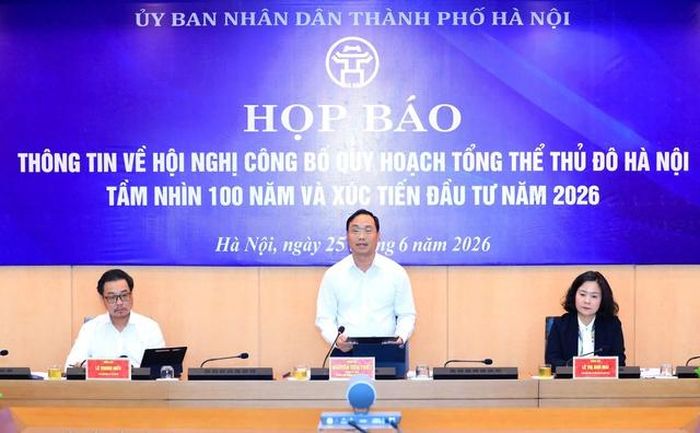 Chánh văn phòng UBND Thành phố Hà Nội Nguyễn Tiến Thiết chủ trì họp báo chiều ngày 25/6.