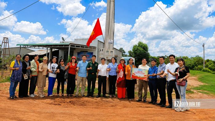 Lễ bàn giao công trình “Ánh sáng biên cương” và trao tặng 200 lá cờ Tổ quốc tại xã Lộc Thạnh và Đồn Biên phòng Cửa khẩu Quốc tế Hoa Lư.