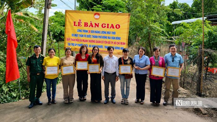 Đại diện Ủy ban MTTQ Việt Nam thành phố Đồng Nai và Đồn Biên phòng Cửa khẩu Hoàng Diệu trao thư cảm ơn các đơn vị, mạnh thường quân đồng hành cùng chương trình “Ánh sáng biên cương” tại xã Hưng Phước.